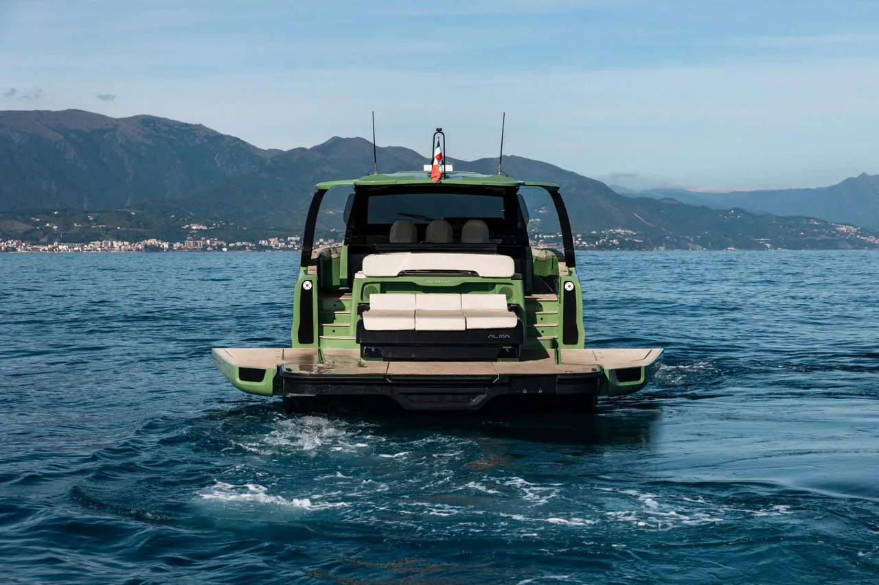 Astor 58 hardtop altındaki yaşam ve yemek alanı